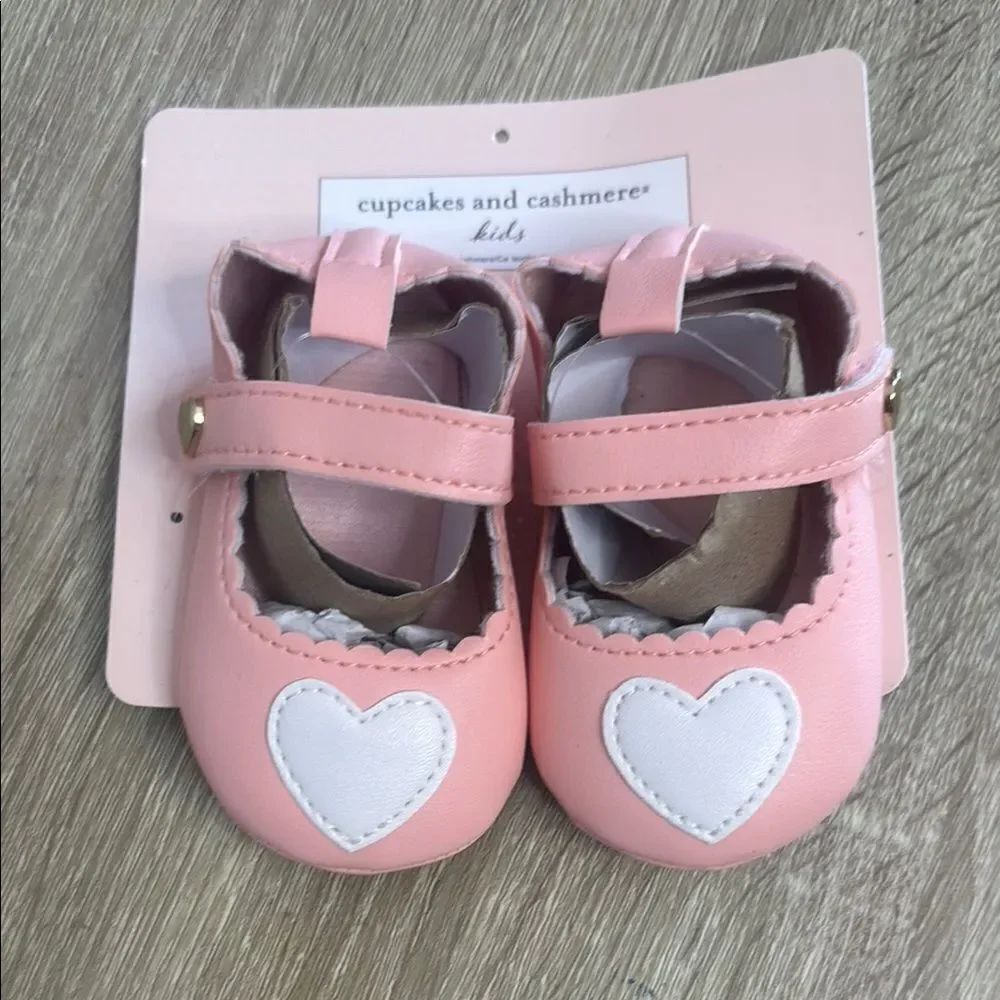 Cupcakes and Cashmere NWT pink/white heart baby girl booties